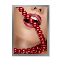DesignArt „Девојче уста со црвен кармин гризејќи ги црвените бисери“ модерен врамен уметнички принт
